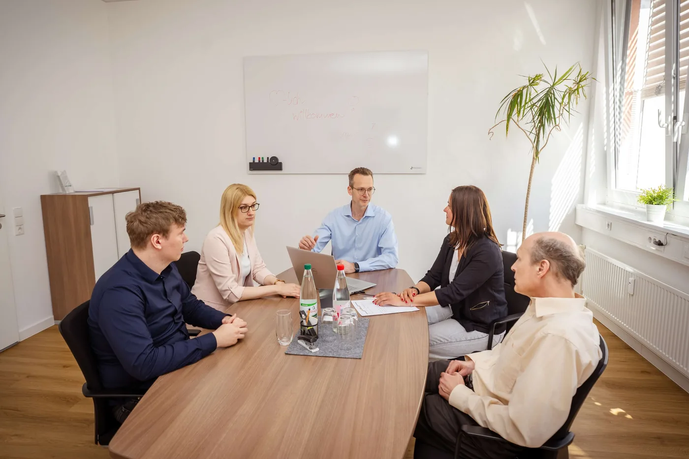 Teambesprechung bei STEP & Partner Steuerberatung Darmstadt – kollegiales Arbeitsumfeld